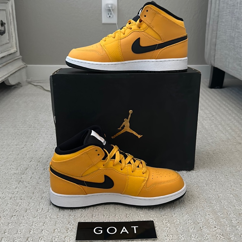 2019 Air Jordan 1 Mid GS 'University
Gold' size 6.5 Men’s 8 Women’s